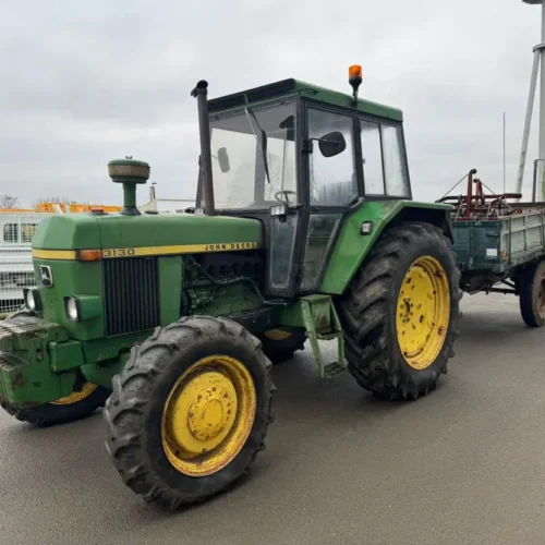 Tracteur John Deere 3130 4X4 avec remorque