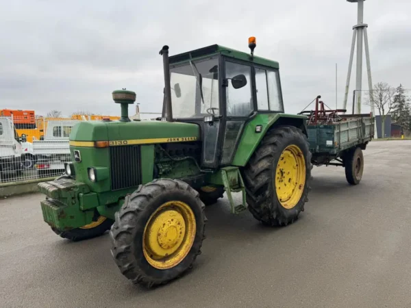 Tracteur John Deere 3130 4X4 avec remorque