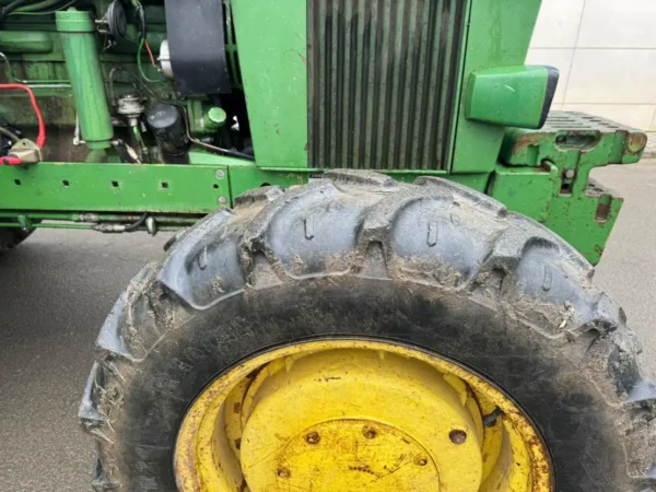 Tracteur John Deere 3130 4X4 avec remorque - Image 2
