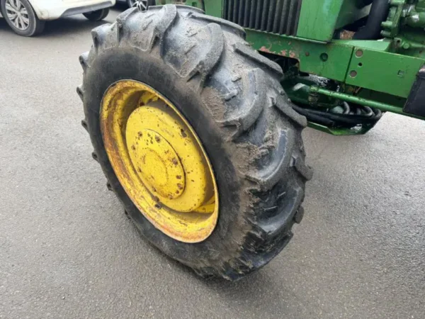 Tracteur John Deere 3130 4X4 avec remorque - Image 26