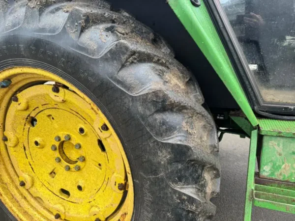 Tracteur John Deere 3130 4X4 avec remorque - Image 15