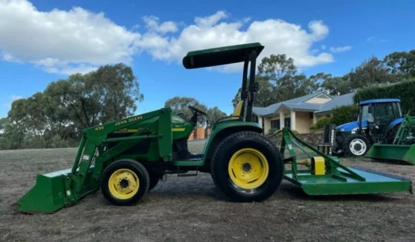 John Deere 4400 - Puissance et Durabilité pour les Grands Projets - Image 7