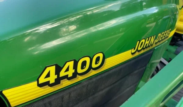 John Deere 4400 - Puissance et Durabilité pour les Grands Projets - Image 12