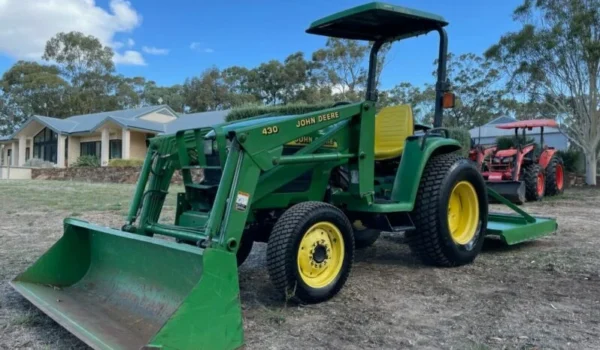 John Deere 4400 - Puissance et Durabilité pour les Grands Projets - Image 13
