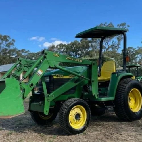John Deere 4400 – Puissance et Durabilité pour les Grands Projets