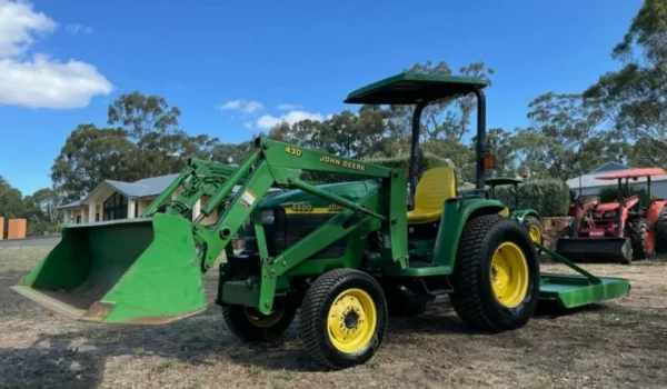 John Deere 4400 - Puissance et Durabilité pour les Grands Projets