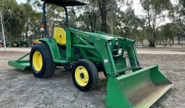 John Deere 4400 - Puissance et Durabilité pour les Grands Projets - Image 2