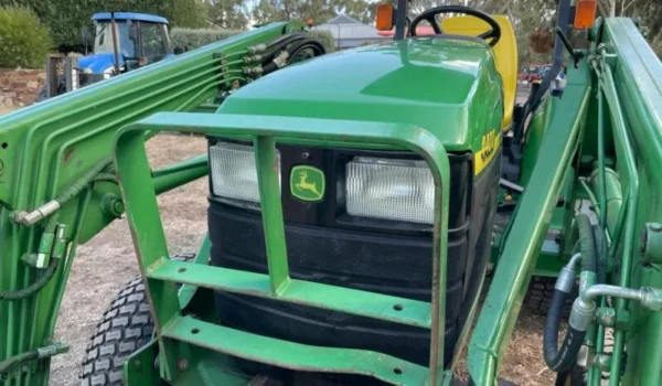 John Deere 4400 - Puissance et Durabilité pour les Grands Projets - Image 9