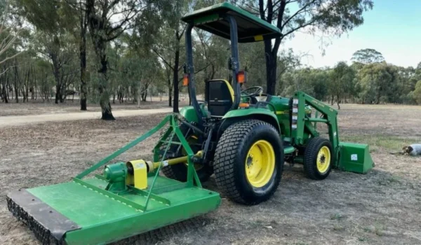 John Deere 4400 - Puissance et Durabilité pour les Grands Projets - Image 5