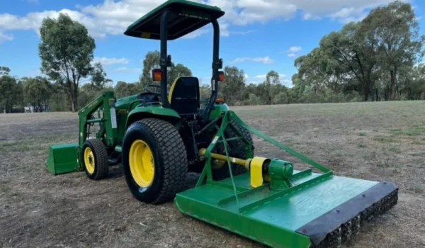 John Deere 4400 - Puissance et Durabilité pour les Grands Projets - Image 11