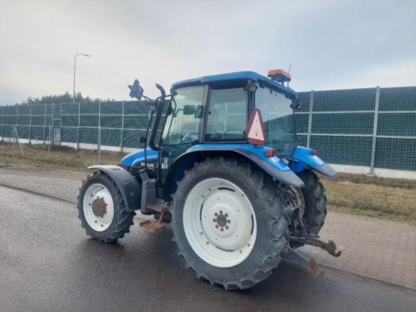 New Holland TL90 - Tracteur Agricole Robuste et Fiable - Image 4