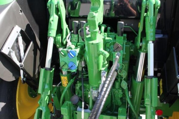 Le Tracteur Agricole John Deere 6090M - Image 4