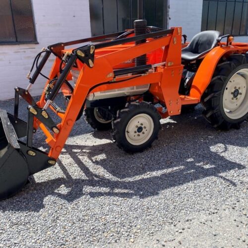 TRACTEUR KUBOTA B1600D D’OCCASION EQUIPE DE SON CHARGEUR COCHET NEUF MULTIFONCTIONS AVEC ARCEAU