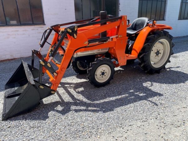 TRACTEUR KUBOTA B1600D D’OCCASION EQUIPE DE SON CHARGEUR COCHET NEUF MULTIFONCTIONS AVEC ARCEAU
