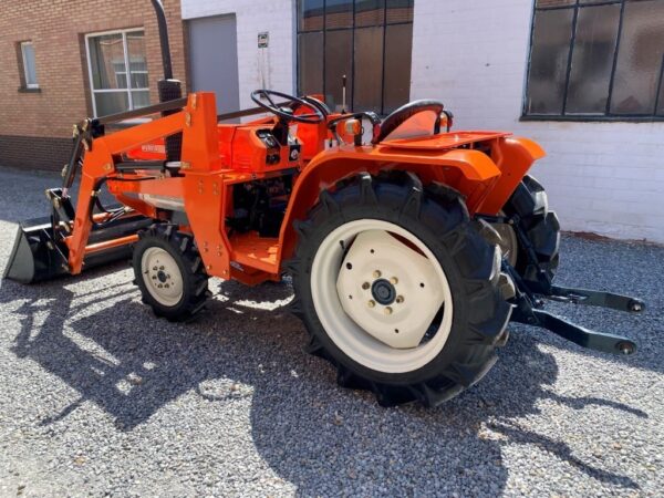 TRACTEUR KUBOTA B1600D D’OCCASION EQUIPE DE SON CHARGEUR COCHET NEUF MULTIFONCTIONS AVEC ARCEAU - Image 8