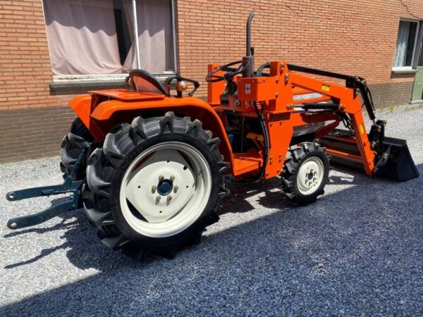 TRACTEUR KUBOTA B1600D D’OCCASION EQUIPE DE SON CHARGEUR COCHET NEUF MULTIFONCTIONS AVEC ARCEAU - Image 7