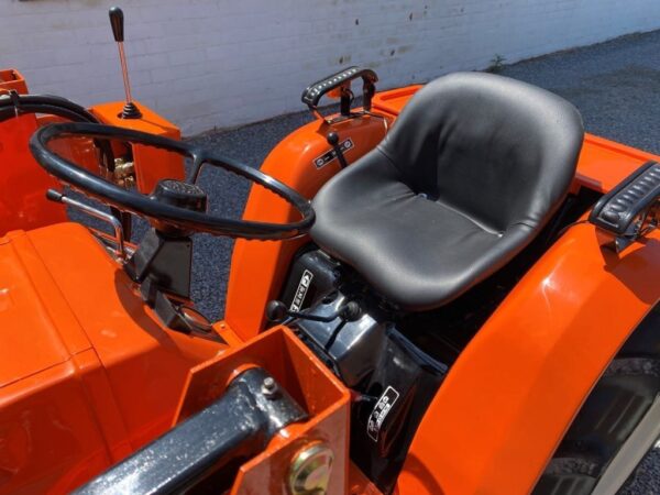 TRACTEUR KUBOTA B1600D D’OCCASION EQUIPE DE SON CHARGEUR COCHET NEUF MULTIFONCTIONS AVEC ARCEAU - Image 5