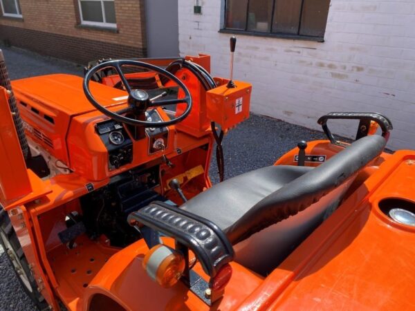 TRACTEUR KUBOTA B1600D D’OCCASION EQUIPE DE SON CHARGEUR COCHET NEUF MULTIFONCTIONS AVEC ARCEAU - Image 4