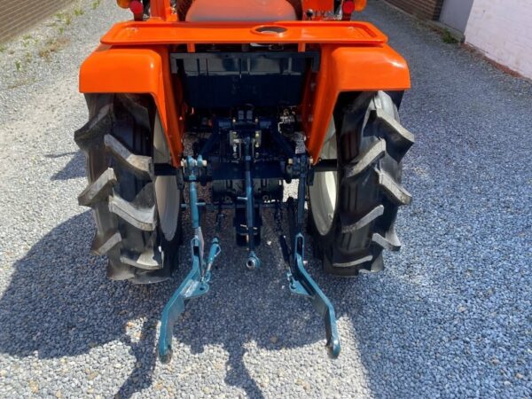TRACTEUR KUBOTA B1600D D’OCCASION EQUIPE DE SON CHARGEUR COCHET NEUF MULTIFONCTIONS AVEC ARCEAU - Image 3