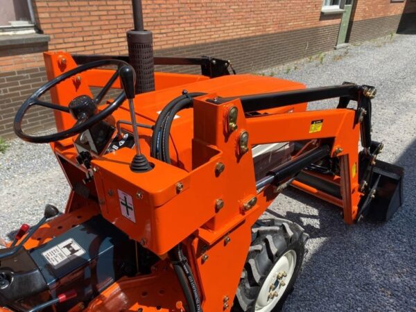 TRACTEUR KUBOTA B1600D D’OCCASION EQUIPE DE SON CHARGEUR COCHET NEUF MULTIFONCTIONS AVEC ARCEAU - Image 2