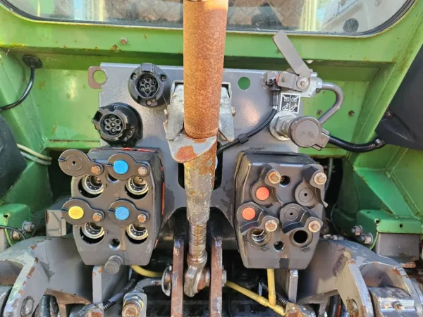 Tracteur Fendt 4WD Farmer 308 C - Performant et Fiable - Image 16