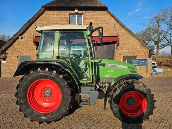 Tracteur Fendt 4WD Farmer 308 C - Performant et Fiable - Image 18