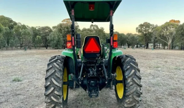 Tracteur John Deere 4320 - Puissance et Fiabilité pour vos Travaux Intenses - Image 5