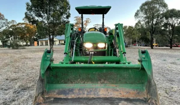 Tracteur John Deere 4320 - Puissance et Fiabilité pour vos Travaux Intenses - Image 2