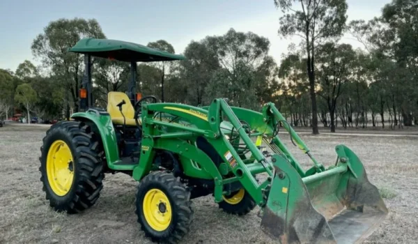 Tracteur John Deere 4320 - Puissance et Fiabilité pour vos Travaux Intenses - Image 13