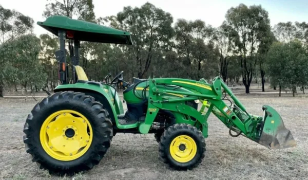Tracteur John Deere 4320 - Puissance et Fiabilité pour vos Travaux Intenses - Image 4