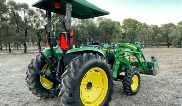 Tracteur John Deere 4320 - Puissance et Fiabilité pour vos Travaux Intenses - Image 15