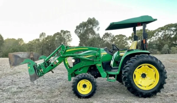 Tracteur John Deere 4320 - Puissance et Fiabilité pour vos Travaux Intenses
