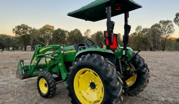 Tracteur John Deere 4320 - Puissance et Fiabilité pour vos Travaux Intenses - Image 6