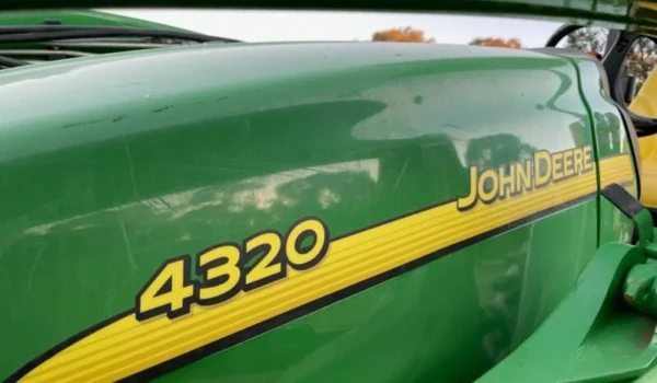 Tracteur John Deere 4320 - Puissance et Fiabilité pour vos Travaux Intenses - Image 7
