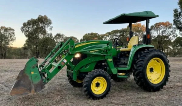 Tracteur John Deere 4320 - Puissance et Fiabilité pour vos Travaux Intenses - Image 8