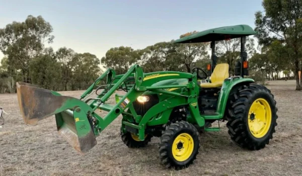 Tracteur John Deere 4320 - Puissance et Fiabilité pour vos Travaux Intenses - Image 9