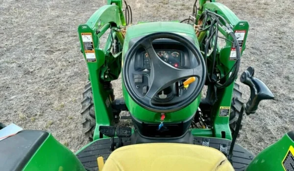 Tracteur John Deere 4320 - Puissance et Fiabilité pour vos Travaux Intenses - Image 3