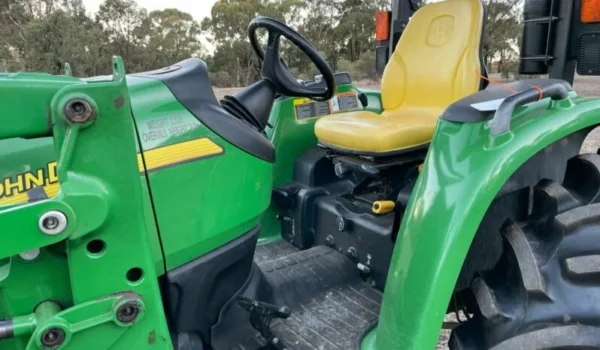 Tracteur John Deere 4320 - Puissance et Fiabilité pour vos Travaux Intenses - Image 11
