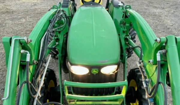 Tracteur John Deere 4320 - Puissance et Fiabilité pour vos Travaux Intenses - Image 12