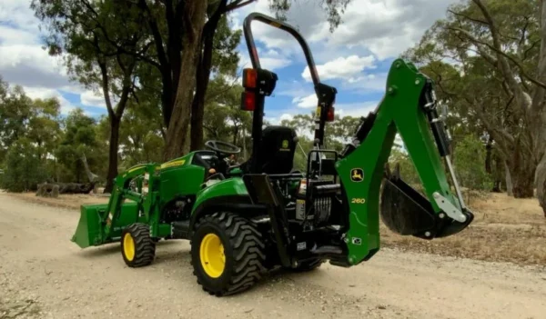 Tractopelle John Deere 1023E - Puissance et Fiabilité pour vos Travaux - Image 9