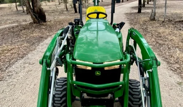 Tractopelle John Deere 1023E - Puissance et Fiabilité pour vos Travaux - Image 4