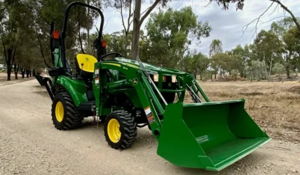 Tractopelle John Deere 1023E - Puissance et Fiabilité pour vos Travaux - Image 17