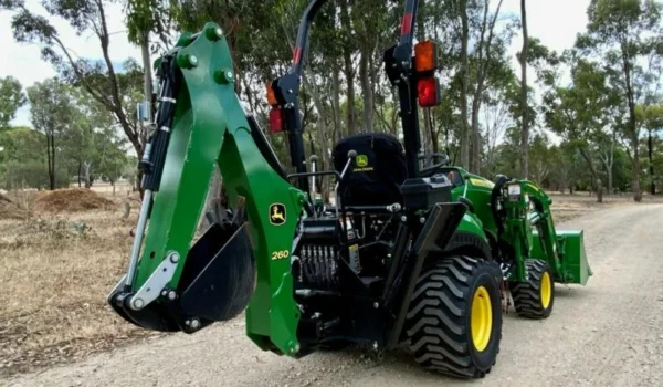 Tractopelle John Deere 1023E - Puissance et Fiabilité pour vos Travaux - Image 6