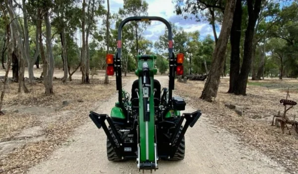 Tractopelle John Deere 1023E - Puissance et Fiabilité pour vos Travaux - Image 7