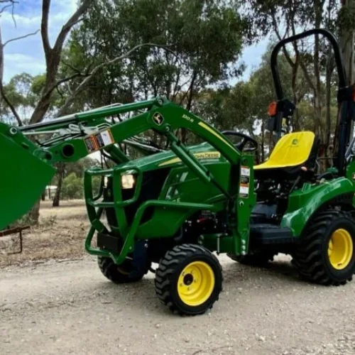 Tractopelle John Deere 1023E – Puissance et Fiabilité pour vos Travaux