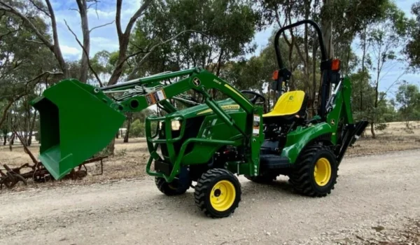 Tractopelle John Deere 1023E - Puissance et Fiabilité pour vos Travaux