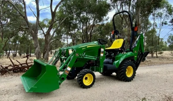 Tractopelle John Deere 1023E - Puissance et Fiabilité pour vos Travaux - Image 3
