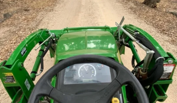 Tractopelle John Deere 1023E - Puissance et Fiabilité pour vos Travaux - Image 11
