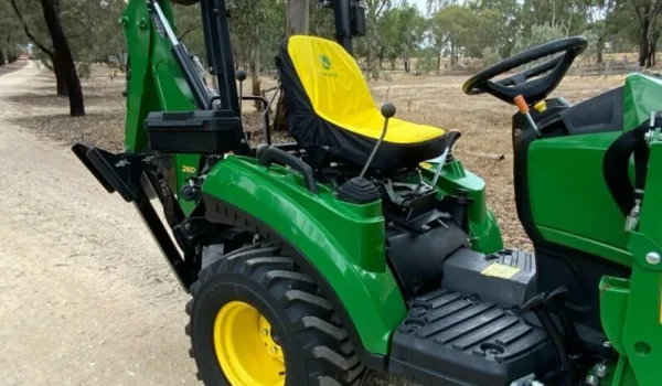 Tractopelle John Deere 1023E - Puissance et Fiabilité pour vos Travaux - Image 12