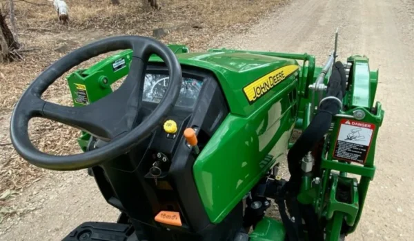 Tractopelle John Deere 1023E - Puissance et Fiabilité pour vos Travaux - Image 13
